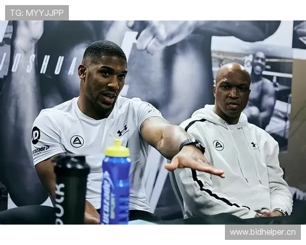 约书亚训练完顺手给健身房刷了层金漆