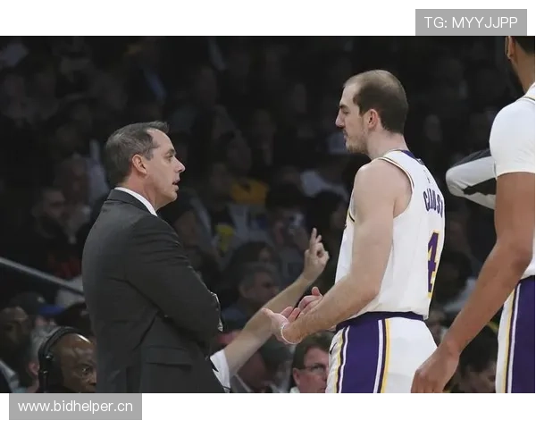 哈利伯顿挡拆吸引内线防守提升组织效率