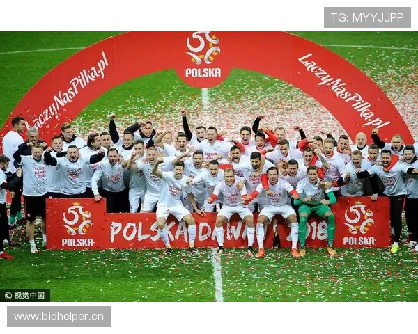 莱万今晚开完香槟了吧，这身价活生生跟明星红毯似的！