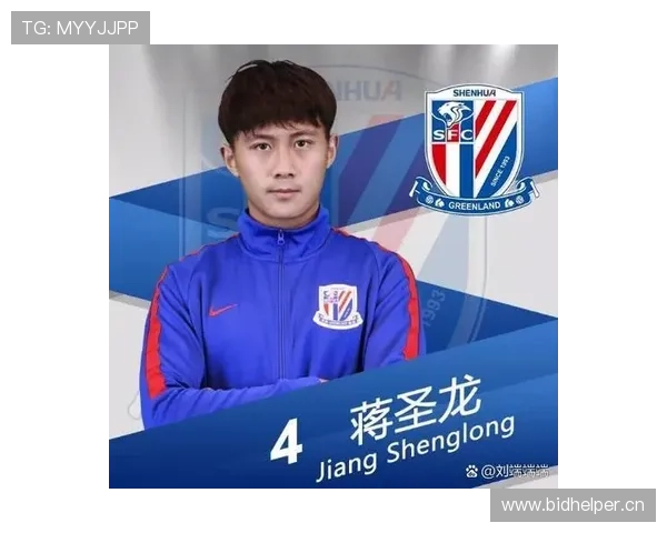 蒋圣龙比赛后衣服乱到像刚打完架，球场外却是精致小白领？